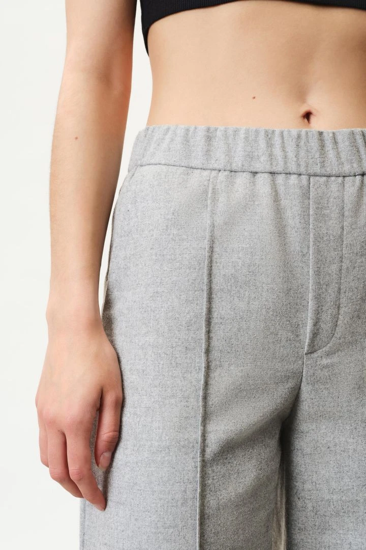 DRYKORN Schlupfhose Im Marlenehosenlook In Softem Woll-Flanell Grau 7 DRYKORN Schlupfhose Im Marlenehosenlook In Softem Woll-Flanell Grau – Bild 5