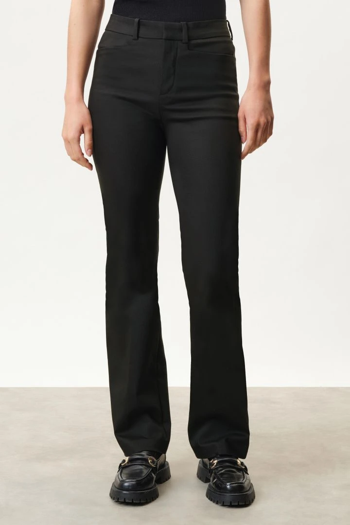 DRYKORN Zigarettenhose Mit Bügelfalte In Technostretch-Satin Schwarz 3 DRYKORN Zigarettenhose Mit Bügelfalte In Technostretch-Satin Schwarz