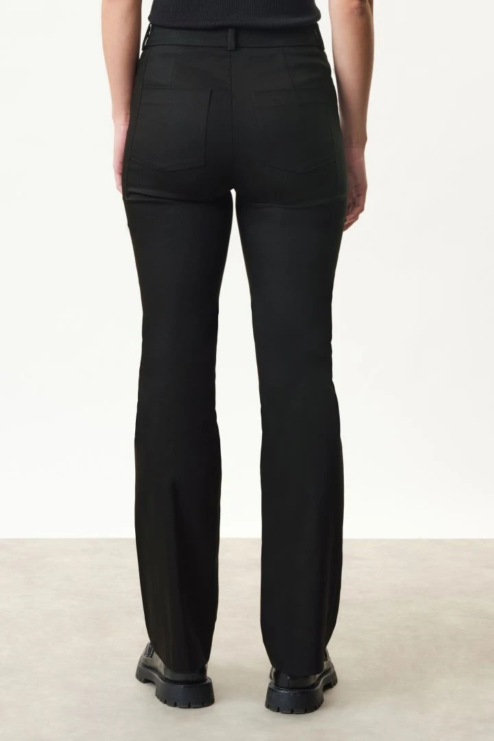 DRYKORN Zigarettenhose Mit Bügelfalte In Technostretch-Satin Schwarz 5 DRYKORN Zigarettenhose Mit Bügelfalte In Technostretch-Satin Schwarz – Bild 3