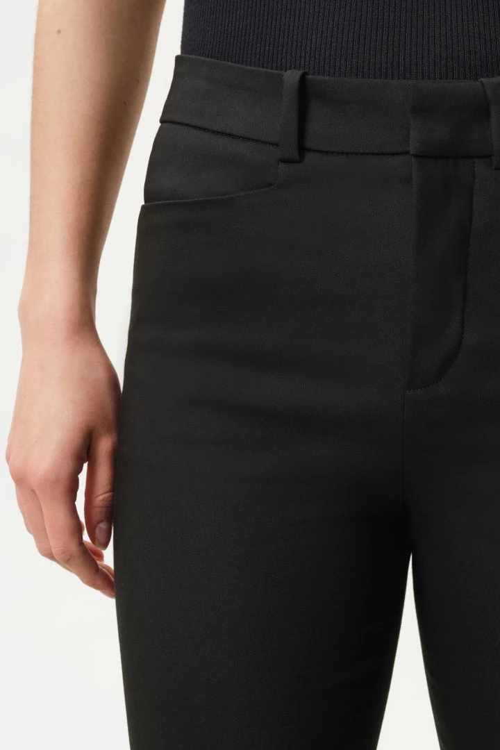 DRYKORN Zigarettenhose Mit Bügelfalte In Technostretch-Satin Schwarz 6 DRYKORN Zigarettenhose Mit Bügelfalte In Technostretch-Satin Schwarz – Bild 4