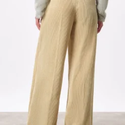 DRYKORN Marlenehose Mit Angeschnittenem Bund Aus Cord Braun 9 DRYKORN Marlenehose Mit Angeschnittenem Bund Aus Cord Braun -Günstiges Drykorn Geschäft 10 80 132041 80693 BEFORE 1815 03 de4a4e8b4fc05aa6bc0c067cf28967a721355e93 720x1080