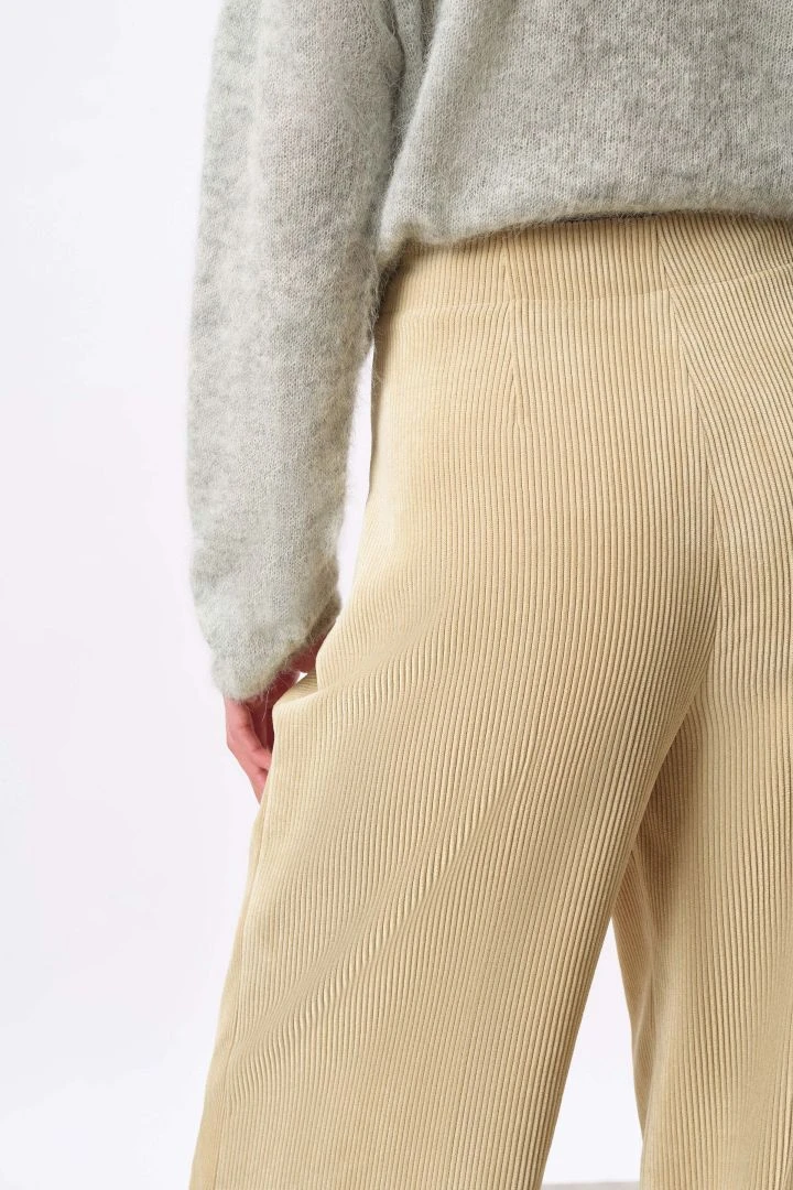 DRYKORN Marlenehose Mit Angeschnittenem Bund Aus Cord Braun 6 DRYKORN Marlenehose Mit Angeschnittenem Bund Aus Cord Braun – Bild 4