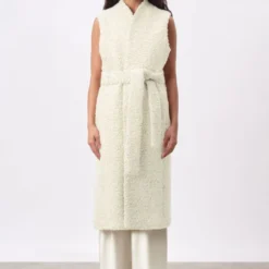 Lange Weste Mit Bindegürtel In Two-Tone Bouclé Braun 9 Lange Weste Mit Bindegürtel In Two-Tone Bouclé Braun -Günstiges Drykorn Geschäft 10 83 150092 83132 BUDE 1706 02 86cd52c33f7e710ea07057c3f9d01bcc1897b152 720x1080