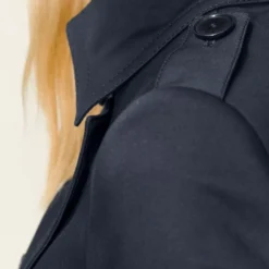 Uniformmantel In Technostretch-Satin Blau -Günstiges Drykorn Geschäft 10 85 122105 85256 HARLESTON 3110 05 81027cb60d765184f3546d409b24d356568c0f35 720x1080