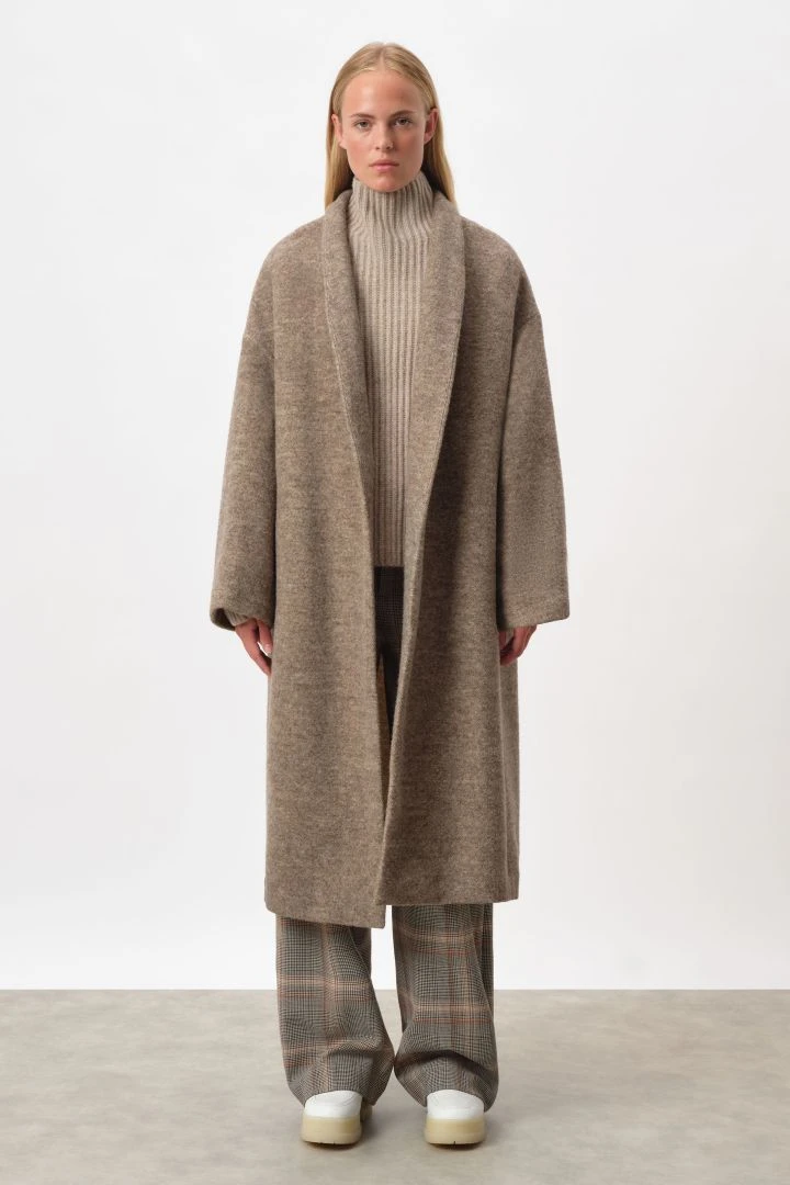 Lässiger Hüllenmantel In Weicher Rhönschaf Schurwolle Braun 4 Lässiger Hüllenmantel In Weicher Rhönschaf Schurwolle Braun – Bild 2