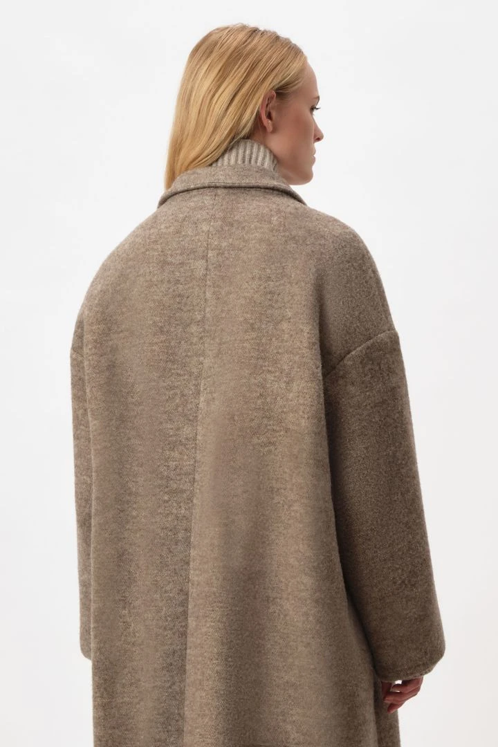 Lässiger Hüllenmantel In Weicher Rhönschaf Schurwolle Braun 5 Lässiger Hüllenmantel In Weicher Rhönschaf Schurwolle Braun – Bild 3