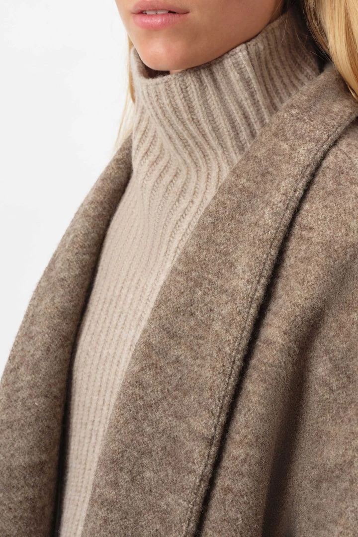 Lässiger Hüllenmantel In Weicher Rhönschaf Schurwolle Braun 6 Lässiger Hüllenmantel In Weicher Rhönschaf Schurwolle Braun – Bild 4