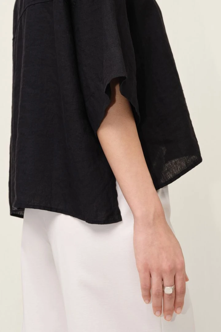 DRYKORN Kastige Hemdbluse Aus Leinen Schwarz 6 DRYKORN Kastige Hemdbluse Aus Leinen Schwarz – Bild 4