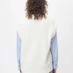 Pullunder In Woll-Alpaka-Mix Off_white -Günstiges Drykorn Geschäft 10 88 422001 88469 TILANI 1900 03 b3477523ea1cd171342c16d4372646a9d0a34c4c 720x1080