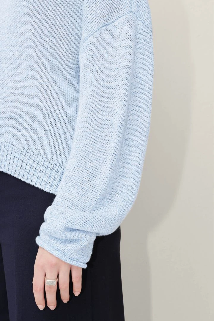 DRYKORN Verkürzter Egg-Shape Pullover Blau 7 DRYKORN Verkürzter Egg-Shape Pullover Blau – Bild 5