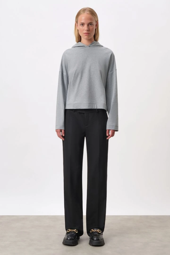 DRYKORN Verkürzter Hoodie In Softer Bio Baumwolle Grau 4 DRYKORN Verkürzter Hoodie In Softer Bio Baumwolle Grau – Bild 2